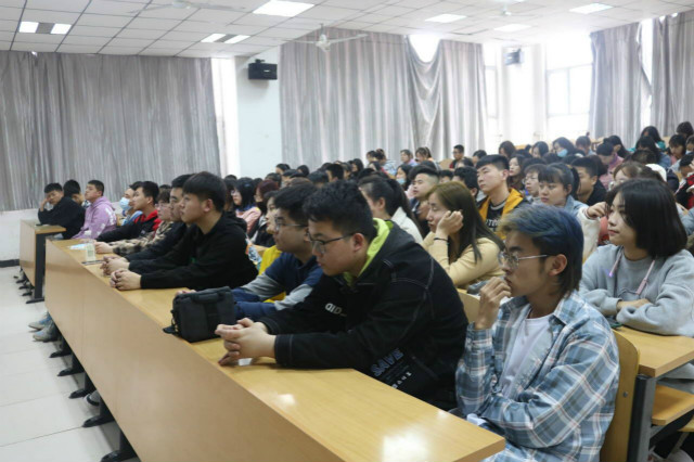 安全重于泰山 时刻警惕防范——经济与管理学院开展“高举安全之盾，防范事故之患”主题年级会