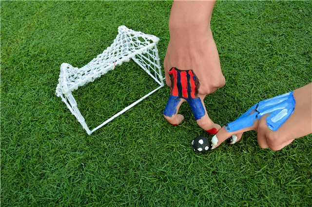 前行第159期:战况激烈 信院学子手绘百球火热引燃世界杯