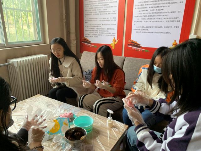 【完满班级】“巧”手动工正青春 “运”育未来绽风华——商务英语学院英语2102班完满班级活动