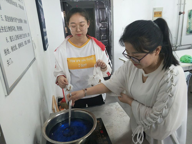 【完满班级】五彩缤纷 染出世界——服装1601班举办“趣味扎染”完满班级活动