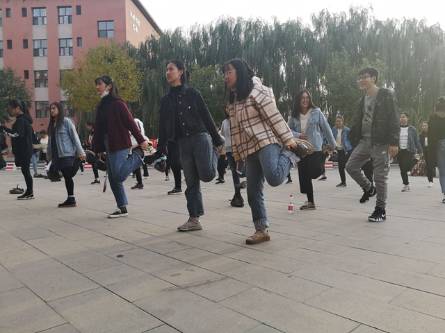 百名学子用公益元素助力箕城汇跑——箕城汇跑校园花式迷你马拉松之plogging
