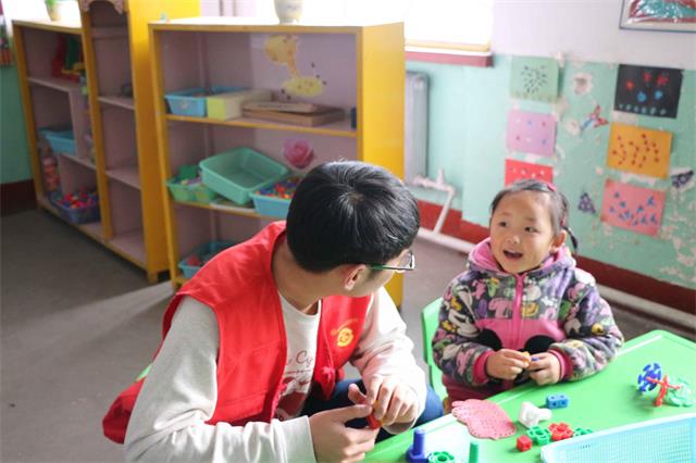 市民课堂第163期:艺术传媒系“七彩画室星期三”筑就童年快乐