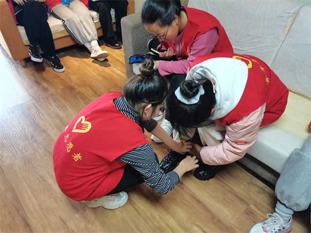岁月静好 人生易老——大数据学院、信息工程学院暖阳系列活动之“模拟老年、真切感受”第63期敬老爱老活动