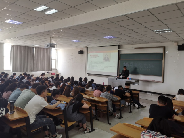 【辅导说完满】弘扬五四精神 凝聚青春力量 ——艺术传媒学院2017级辅导员说完满主题班会