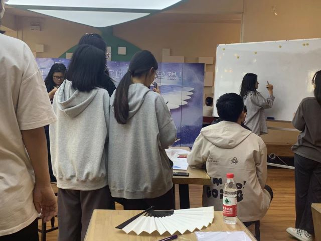 【完满团支部】巧手绘心 制扇致美——淬炼·国际商学院财务(专升本)2211班完满团支部活动