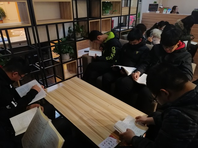 【完满班级】浸润书香 遨游书海——计科1802班举办“品书香 悟人生”活动