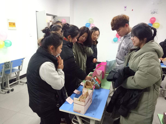 给废旧物品一个归宿 收纳盒也可以很清新——艺术传媒系举办第三届“传媒杯”创意收纳盒制作大赛