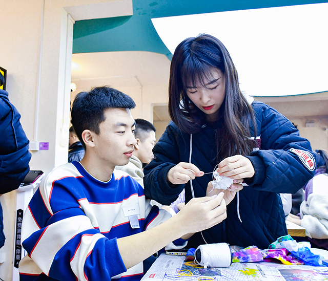 【青马工程】民俗传承 意蕴扎染 触碰古朴的浪漫——艺术传媒学院携手大数据学院、信息工程学院和三达书院举办学生骨干“知行班”意蕴扎染工艺制作活动