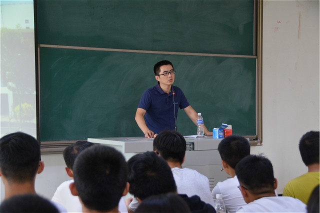 书香传递在你我之间 温馨浸润于人心深处 ——经济管理系书院宣讲进班级