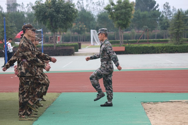 军训启航 青涩洗礼披正气——食品与环境学院2018级新生军训