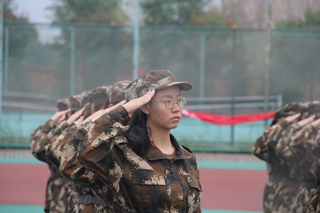 中秋“明月”照戎装 迷彩军训展青春——食品与环境学院军训纪实