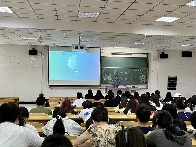 怀着太阳的热情 奔赴人生的宽广——商务英语学院九月辅导员说完满合集