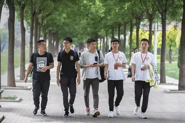 【公益论坛】志愿传递文明 服务成就精彩——致敬每一位默默奉献的青年志愿者