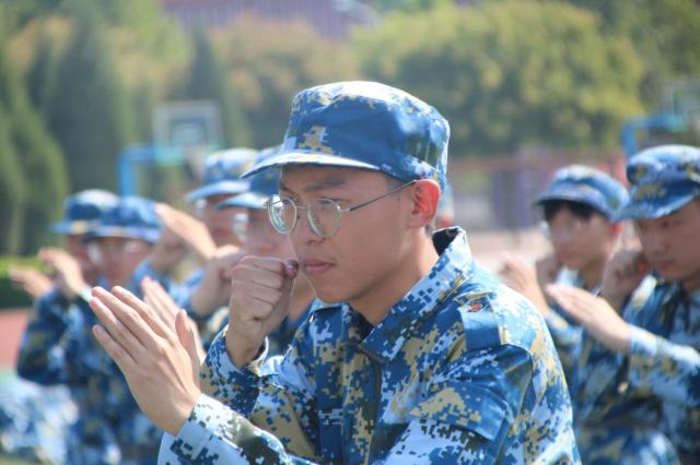烈日骄阳 铸造精钢——21级智院学子军训纪实