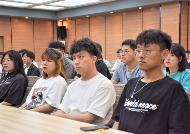 登巨人之肩 聚焦阅读中的商科思维——大数据学院、信息工程学院“信息产业大咖传记阅读计划”赠书仪式