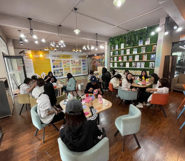 【完满团支部】彩绘石膏 趣味无穷——淬炼·国际商学院审计2302班完满团支部活动