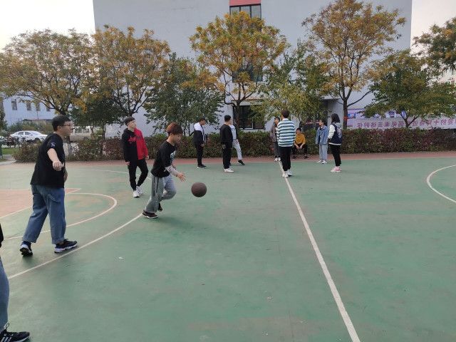 【完满班级】球球俱进 分分必得——艺术传媒学院环设1802班举办“跳跃吧 篮球”趣味赛