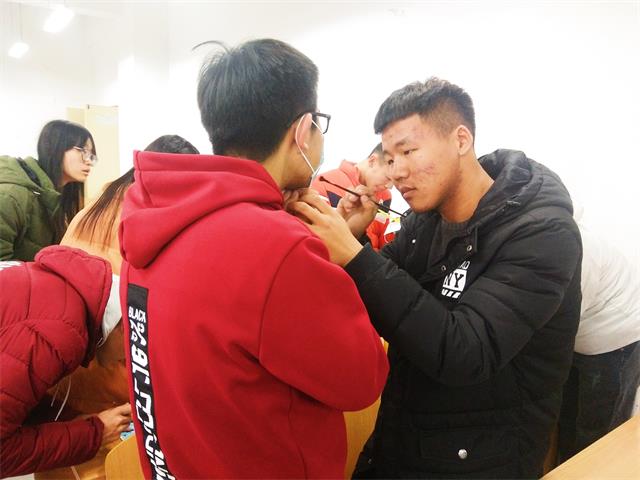 巧手个性涂鸦 绽放缤彩自我——机电工程系成功举办首届百变创意口罩大赛