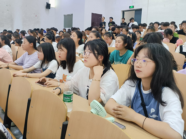 【辅导员说完满】年华有痕 惜取少年时——淬炼商学院2020级“辅导员说完满”专题活动