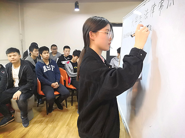 【完满班级】加强法治建设 弘扬法治精神——软件工程1804班举办“依法行‘正’主题宣讲”完满班级活动