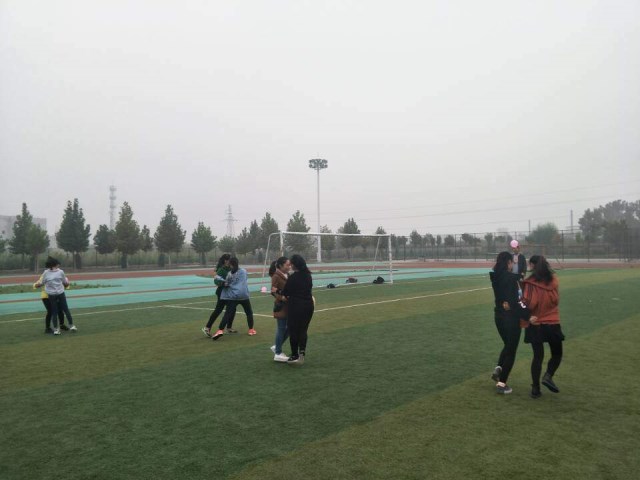 【完满班级】青春无畏 我们拥有的是星辰大海——经济管理系国贸1702班举办趣味运动之夹球传递赛