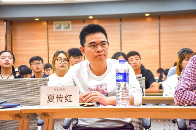 登巨人之肩 聚焦阅读中的商科思维——大数据学院、信息工程学院“信息产业大咖传记阅读计划”赠书仪式