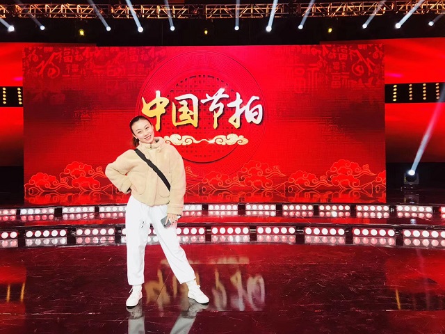 闪光的信院第253期：华丽绽放 舞姿飞扬 点亮梦想 这是“信院舞娘”龙起璞的故事。