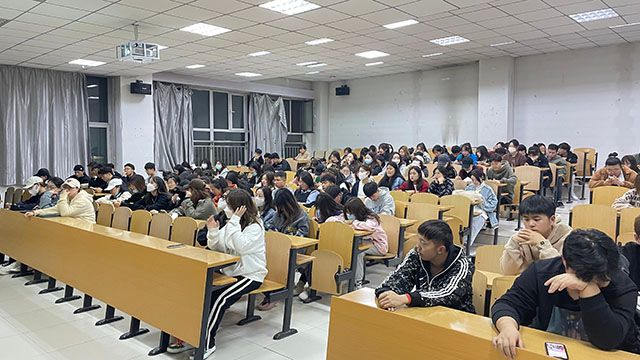 【辅导员说完满】《做爱国奋斗好青年》爱国主义教育———艺术传媒学院视觉传达设计19级辅导员说完满