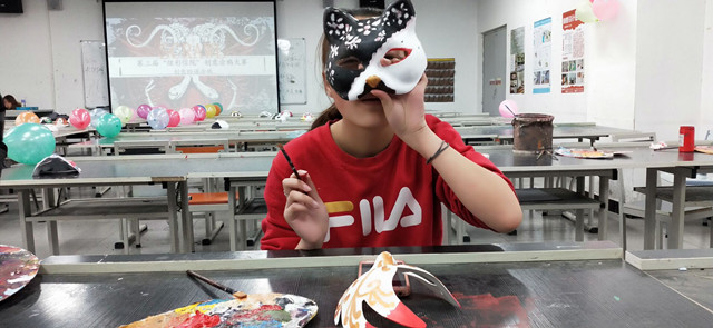 以画笔勾勒创意 让色彩照亮信院——第三届“炫彩信院”创意涂鸦大赛