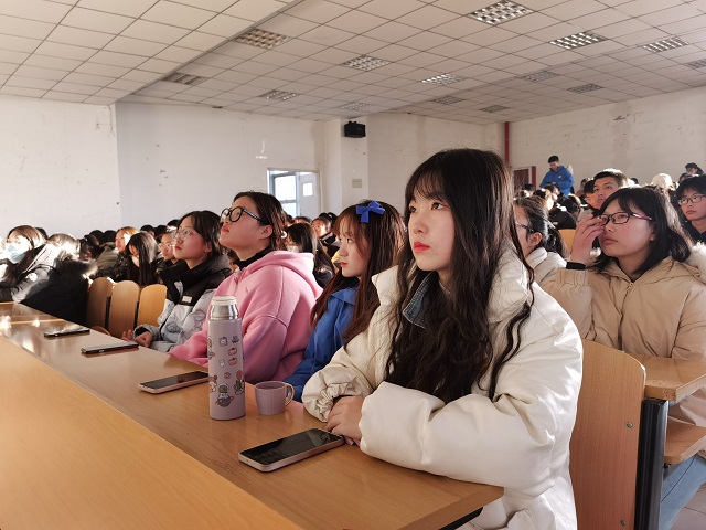 【辅导员说完满】坚持文化自信 理性对待“洋节”——淬炼·国际商学院2021级辅导员说完满