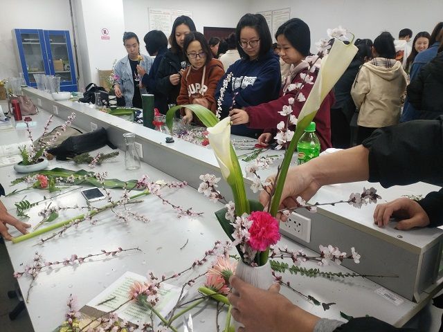 【社团快讯】当春天邂逅东方式插花——花艺协会“花艺思维小课堂”