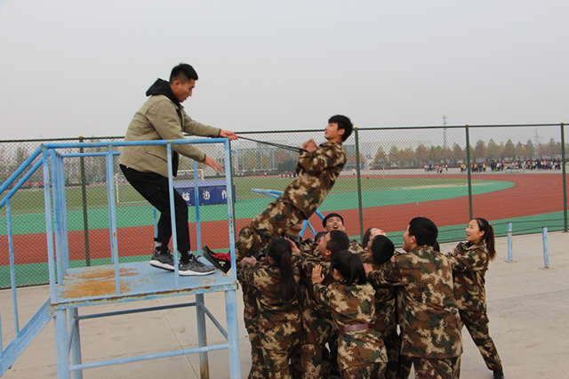 100名淬炼商学院新生走进成长训练营淬炼自我成长