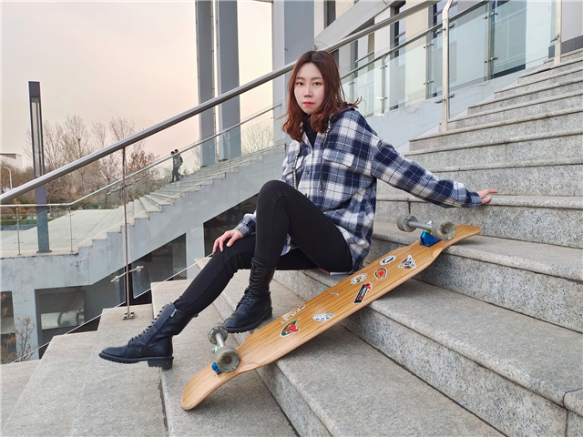 闪光的信院第265期：一口气通过四六级+初会 滑板女孩的这半年有点“溜”！