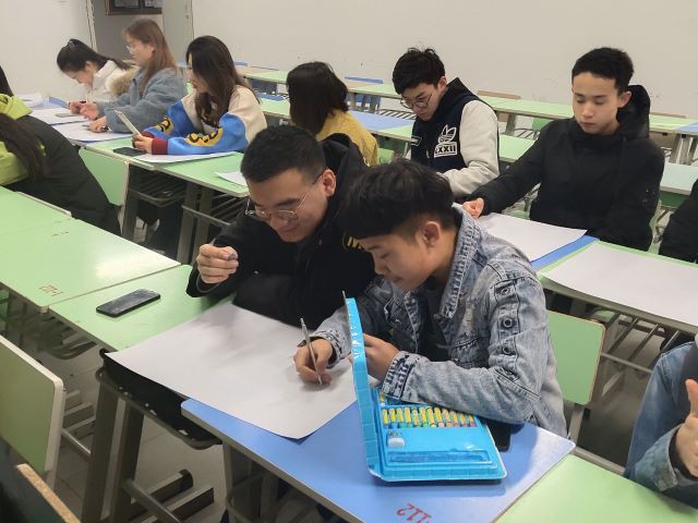 【完满班级】铭记国家历史 发扬爱国精神 ——艺术传媒学院动画1801班举行国家公祭日手抄报制作活动