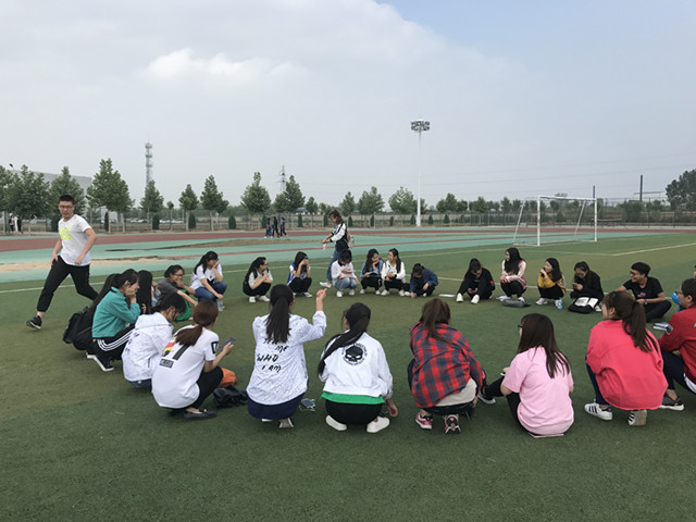 【完满班级】编五色彩绳 忆童年情怀——工管系“话远方·致青春”主题活动(九)