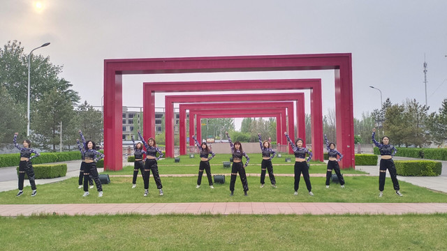 舞青春 展英姿——商务英语学院为梦奔跑“青春飞扬 有舞相伴”活动第一期