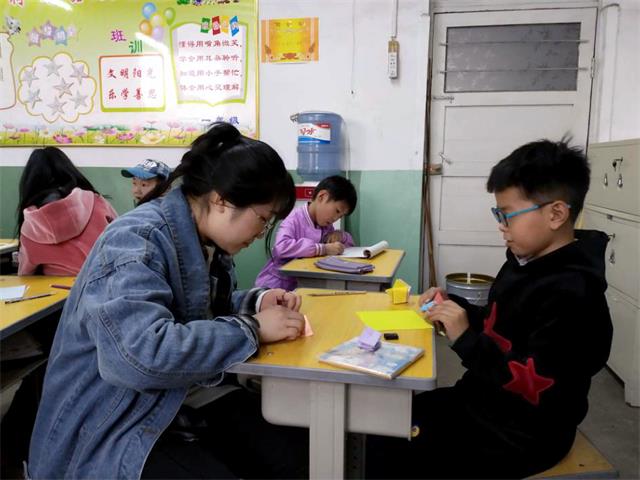 【完满班级】雷锋精神助我行 关爱他人暖人心 ——艺术传媒学院视觉1804班“行走的雷锋”小朋友关爱活动