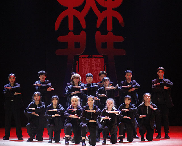 赞赞赞！冬天的第一场舞蹈风暴——第八届“轻舞飞扬·绽放青春”校园舞蹈大赛