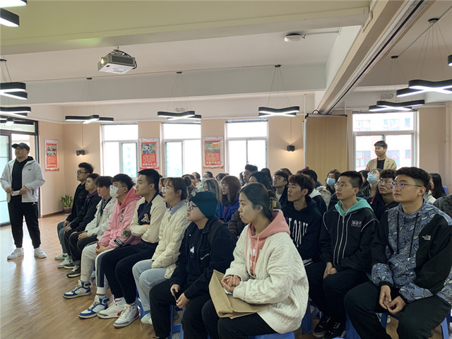 【完满班级】学习两会精神 做当代新青年——淬炼商学院营销1801班完满班级活动