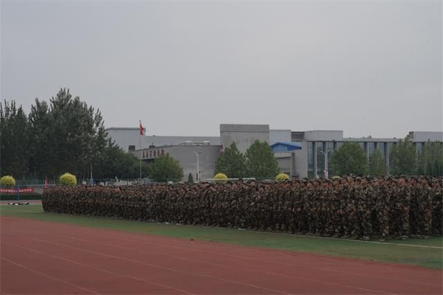 骄阳似火练军心 脚步不移展风采——军训生活即将结束新生对未来的期待