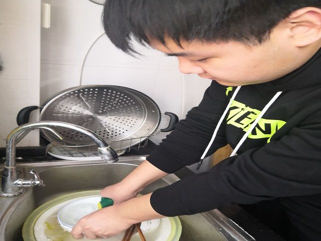 【完满班级】我帮父母做家务——食品与环境学院生技1801班完满班级活动