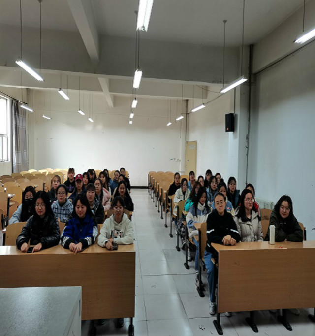 【完满班级】踊跃参与 提高自我——外国语言文学系英语2001班、2002班完满班级活动