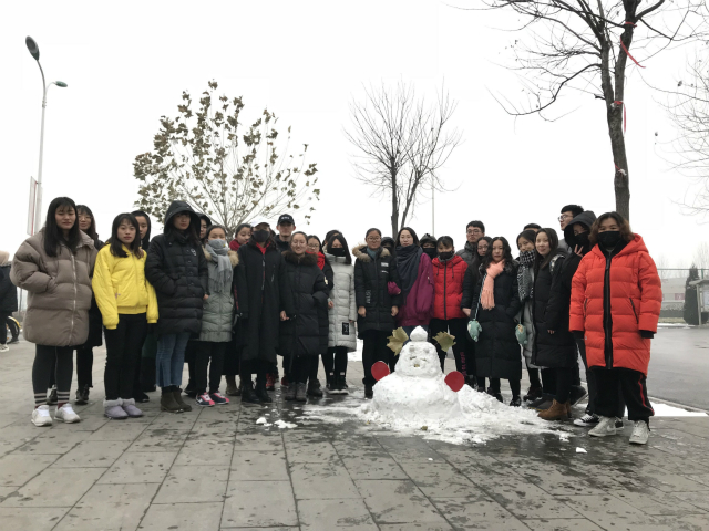 【完满班级】雪落信院 凝眸处 情牵万里——国贸1605班举办“缤纷世界 挚爱纯白”冰雪世界活动