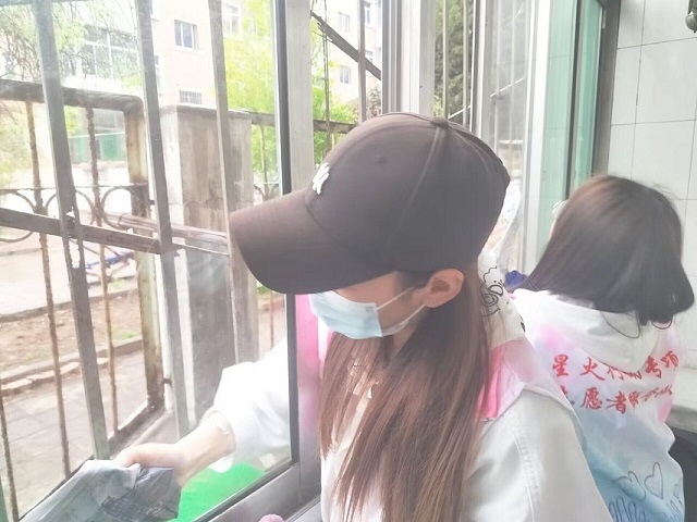关爱老年生活 重温热情岁月——经济与管理学院星火行动专项志愿服务队