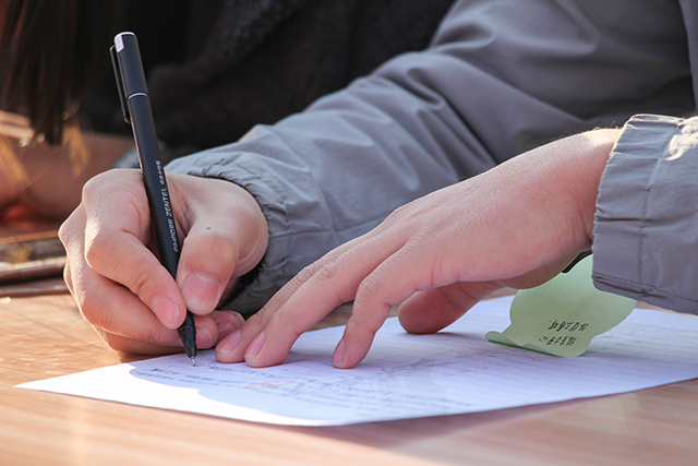 【游子寄家书】 两千余封家书吐真情 无数颗爱心筑温情