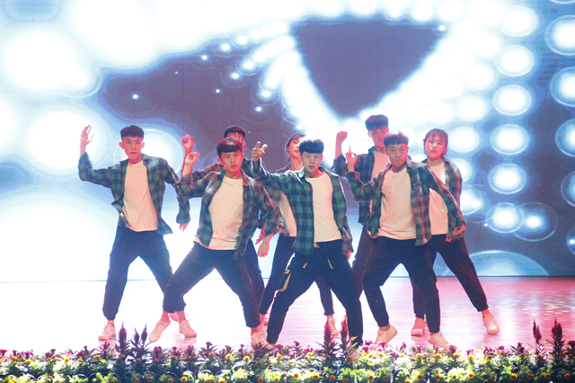 大学生艺术团在“新星之城”期待夜空中最亮的你