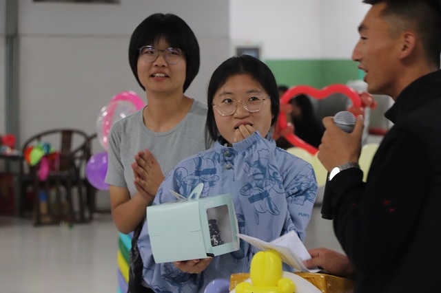 情满月圆中秋 乐享传统文化——经济与管理学院“恰花好月圆,悟情谊温馨”中秋晚会活动