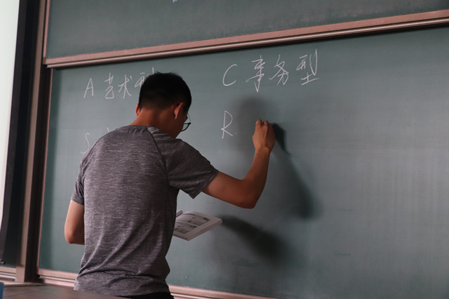 【辅导员说完满】明确成长定位 专注优秀人生——经济与管理学院开展“从‘TTT’学习谈大学生涯”辅导员说完满活动