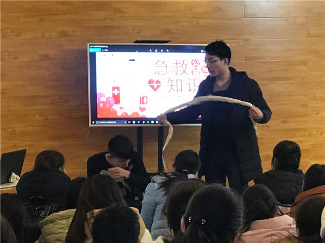 【社团快讯】知识暖人心 冬日暖阳情——大学生红十字会开展急救知识培训活动