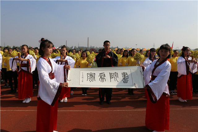 闪光的信院第238期:执笔挥墨 创造“琦”迹